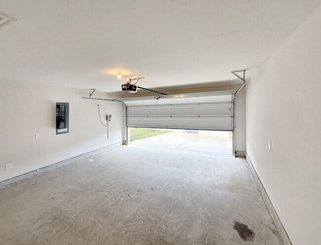 Building Photo - 4/2 in Sweetwater Springs Community, Sherman