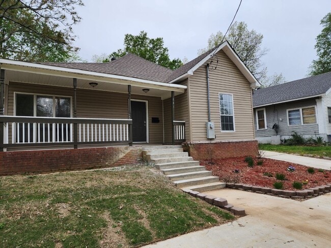Building Photo - 4 Bed / 3 bath Downtown Jonesboro