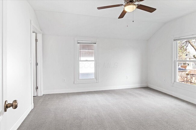 Building Photo - 866 E Starr Ave