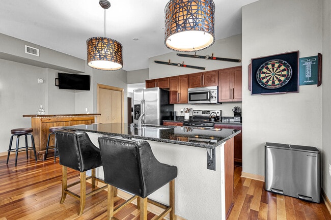 Building Photo - 106 W Seeboth St