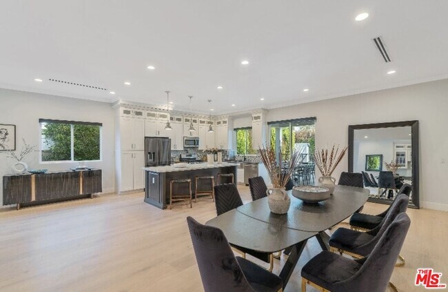 Building Photo - 19148 W Oxnard St