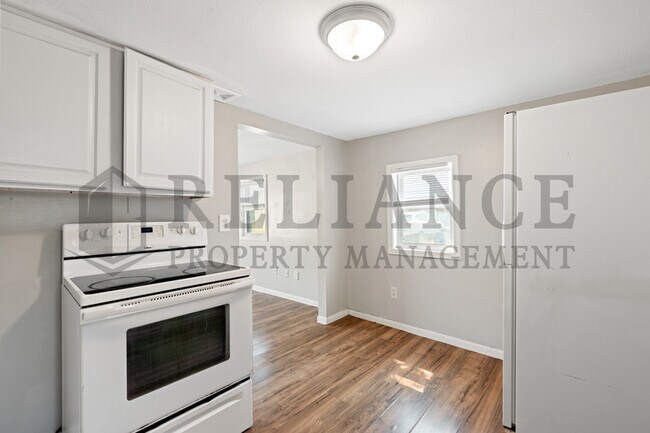 Building Photo - 617 N Clara St