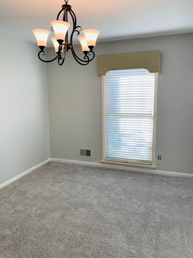 Building Photo - Spacious Three Bedroom/Three Bath Ranch in...