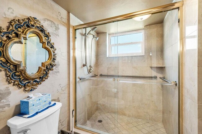 Building Photo - 374 Golfview Rd