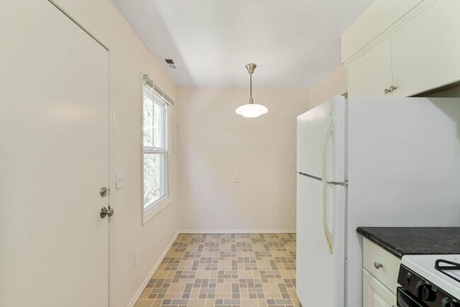 Building Photo - 2 weeks free rent! Beautifully remodeled 1-bdrm/1-bath in 7-plex—Shared laundry, dedicated storag...