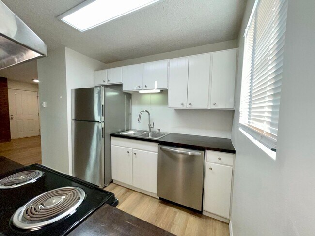 Building Photo - RENOVATED 2BD/1BA MILLWOOD APARTMENT | A/C | COVERED PARKING | PET FRIENDLY | AVAIL APRIL 15, 2026