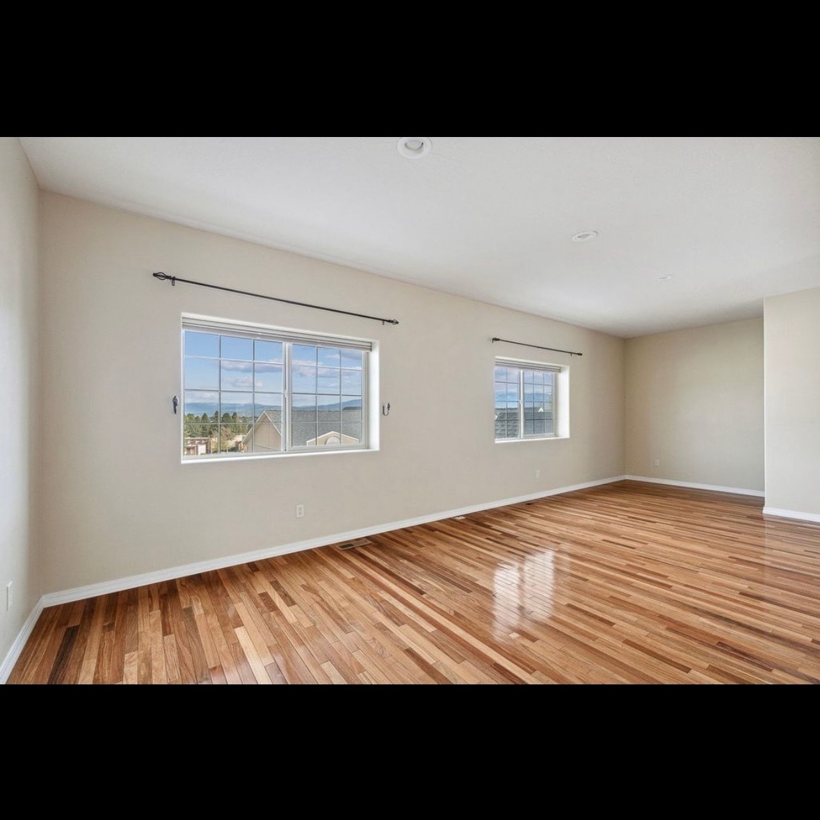 Building Photo - 825 Crestmont Way