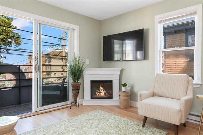 Building Photo - 492 Thames St