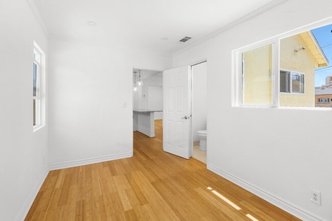 Building Photo - Updated 2BR Duplex in Angeles Mesa – Solar...