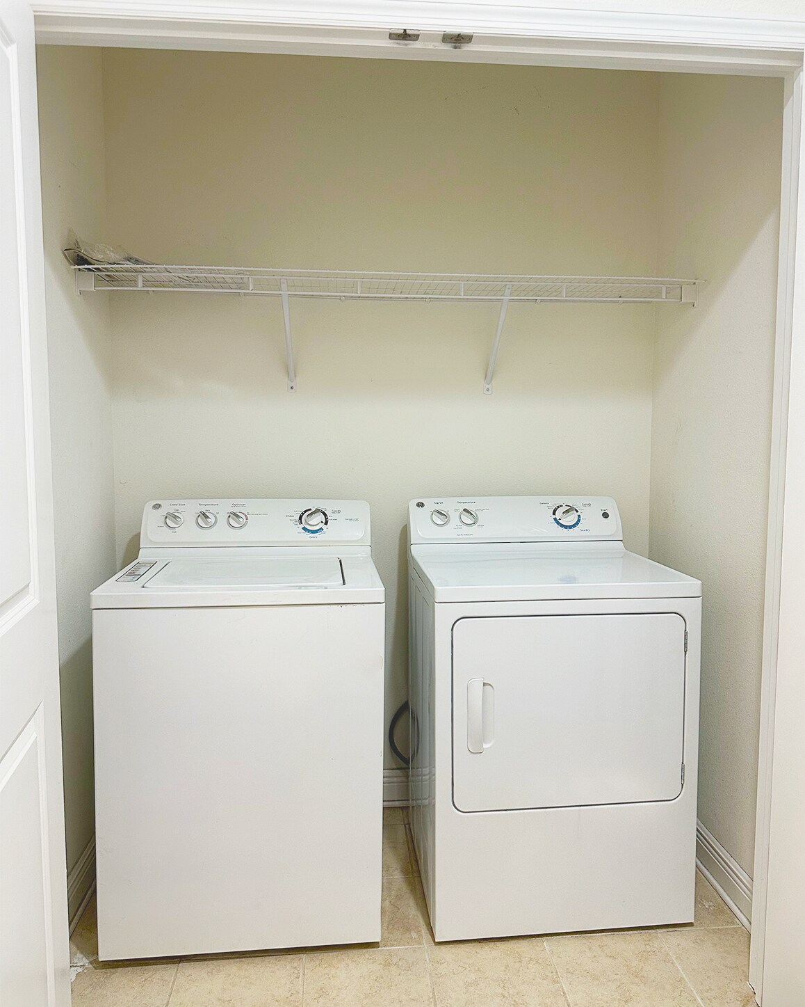 Convenient in-unit laundry area with washer and dryer. - 1736 W Walnut St