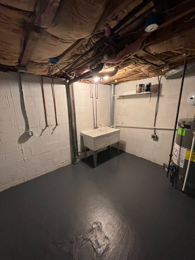 Building Photo - Entirely Remodeled 3 Bedroom, 1 Bathroom i...
