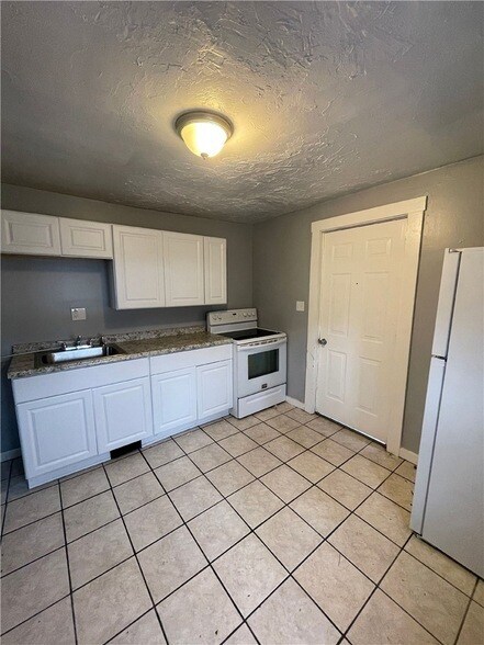 Building Photo - 139 N Water Ave