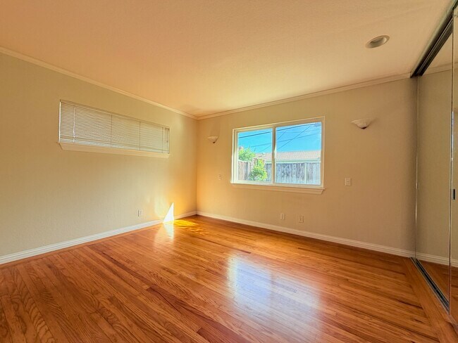 Building Photo - 4766 Elmhurst Dr