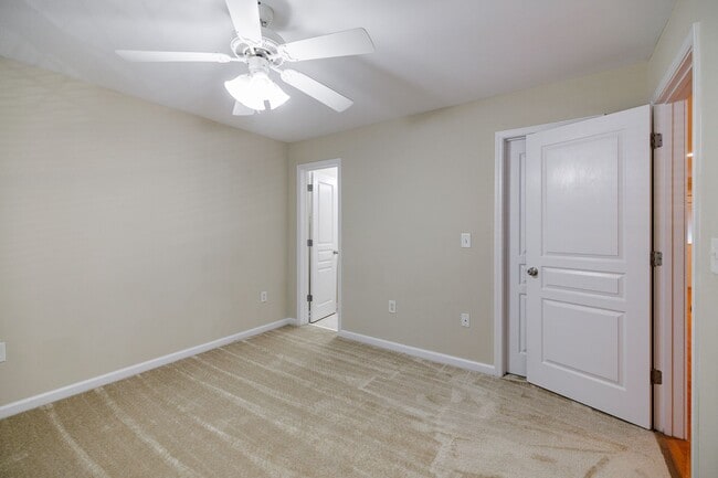 Building Photo - Cottage One-story Condo - Lease through July