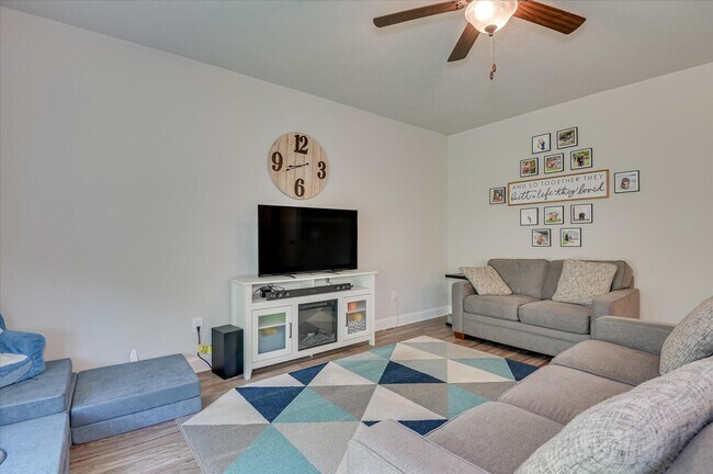 Building Photo - 210 Pebble Ln