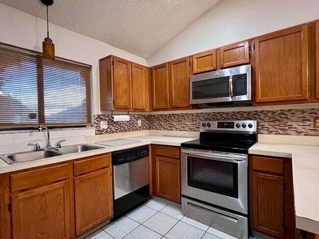 Building Photo - Spacious 3 bedroom 2 bath 2 car garage hom...
