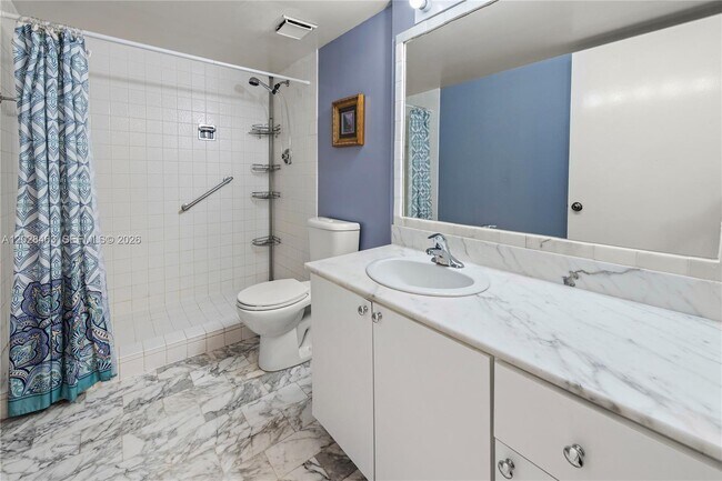 Building Photo - 2555 Collins Ave