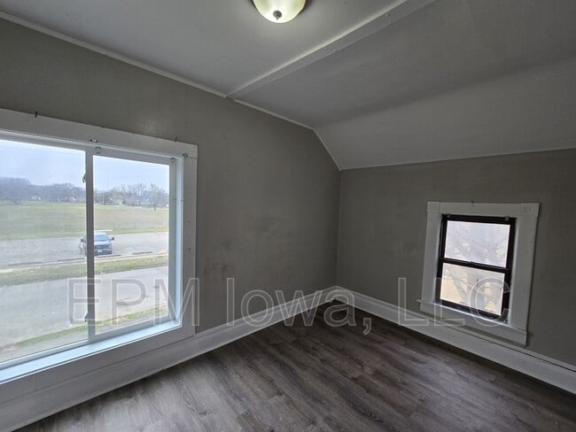 Building Photo - 214 Edwards St