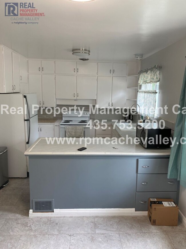 Building Photo - Great 5 bedrooms and 3 baths home Close to...