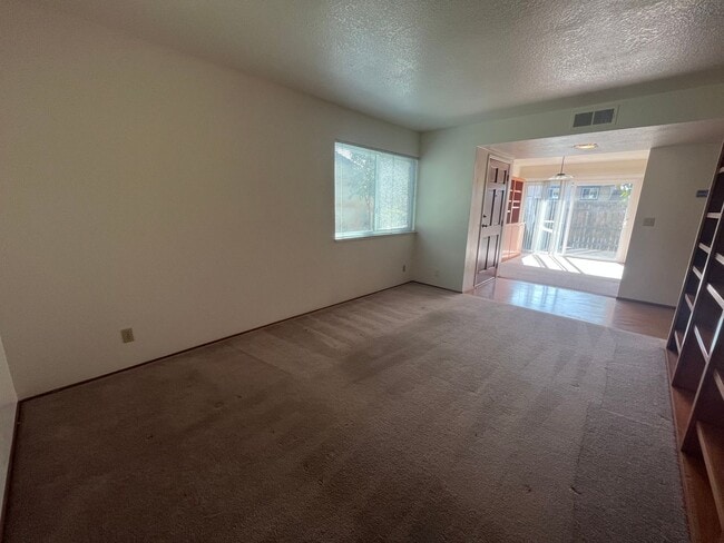 Building Photo - Spacious 4bed 2bath home available now!