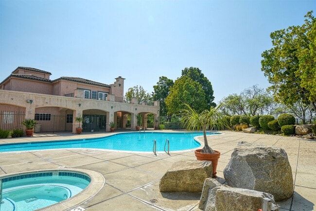 Building Photo - Well-Kept 2 Bedroom Condo with Amazing Views