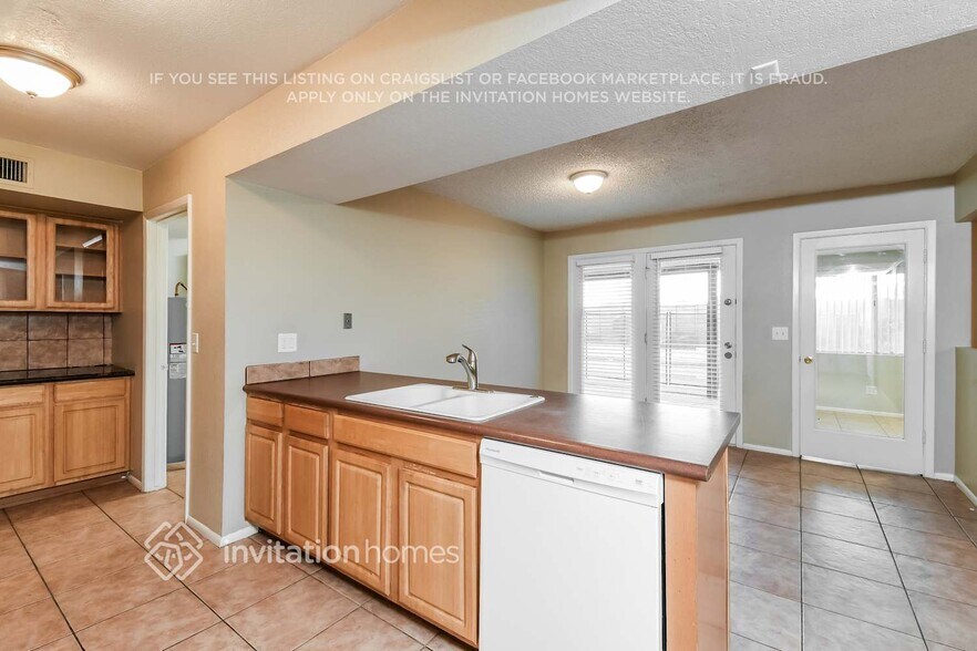 Building Photo - 1209 S Hall