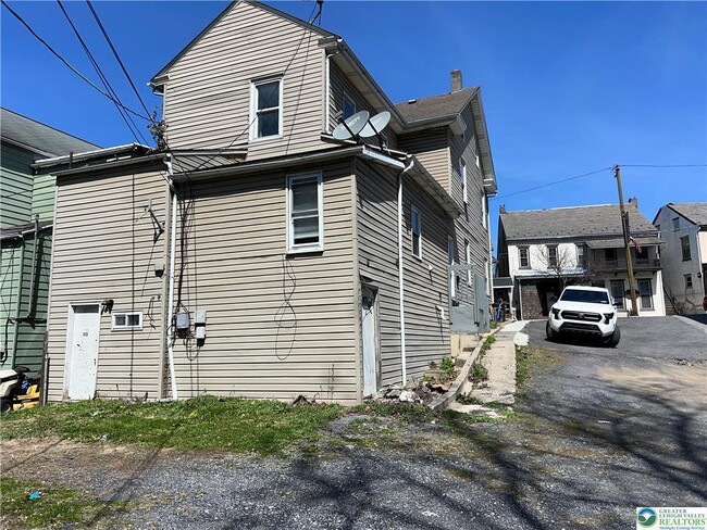 Building Photo - 313 Main St