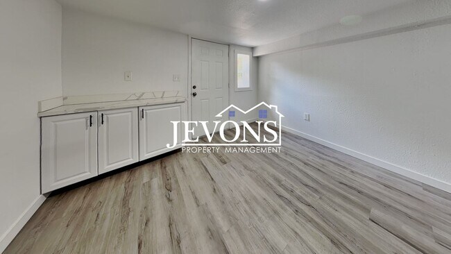 Building Photo - 630 N Skyline Dr