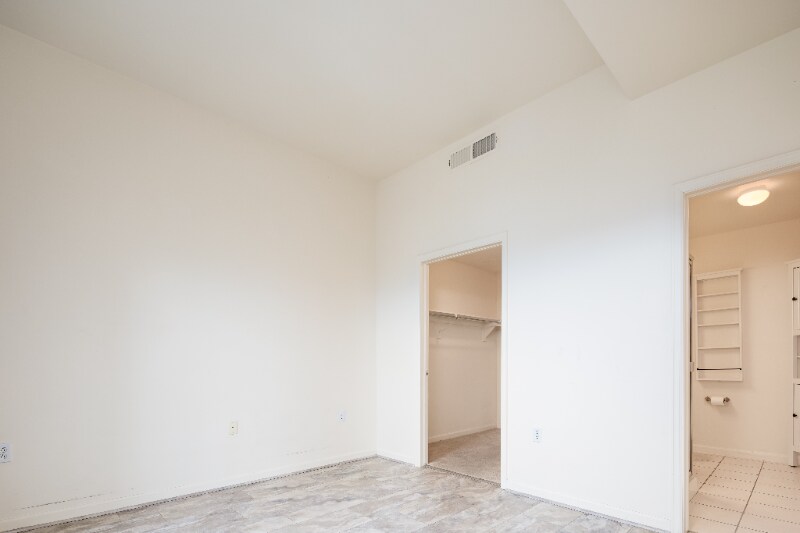 Building Photo - 475 W 12th Ave