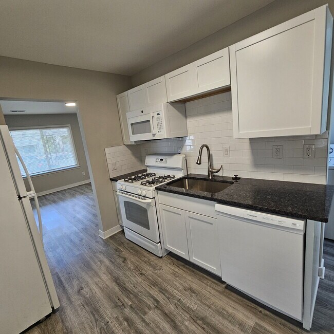 Building Photo - 2 bed, 1 bath renovated ranch. Kitchen has new cabinets, granite counters. All appliances, remode...