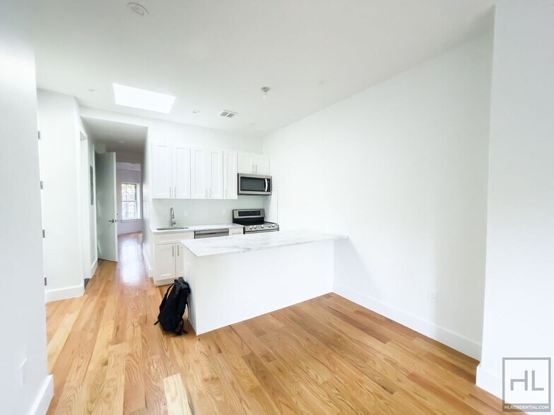 Building Photo - CROWN HEIGHTS / Amazing Sunlit 3-Bed 2-Bath