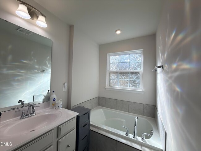 Building Photo - 1110 Romeria Dr