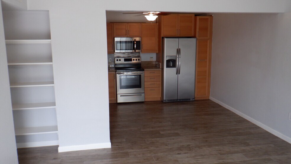 Building Photo - 712 N Santa Barbara #16