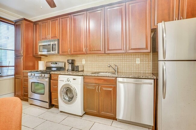 Building Photo - 608 Madison St