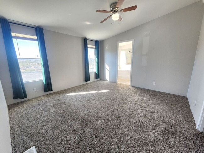 Building Photo - Large 3 Bedroom in Hansen Track