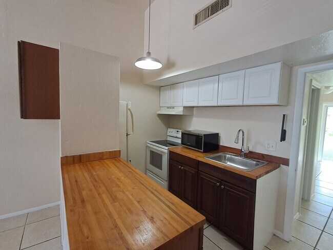 Building Photo - 3862 Madison Ave
