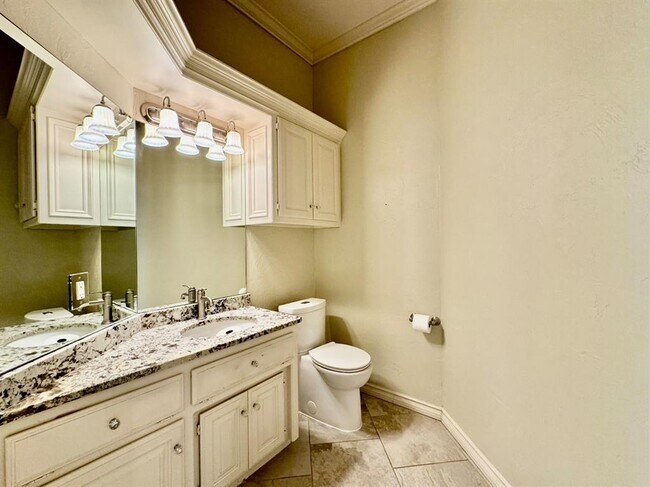 Building Photo - 2600 Sweetbriar Ct