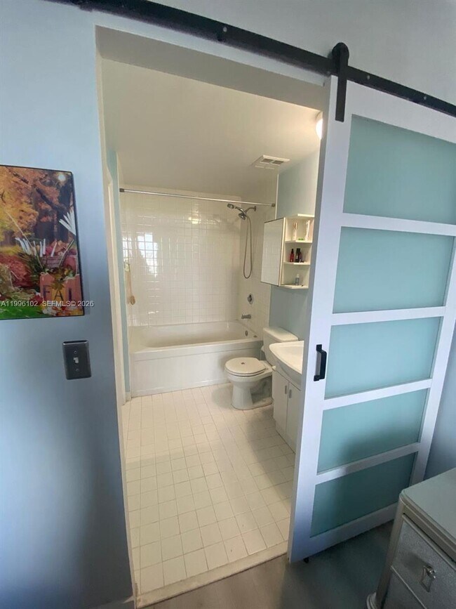 Building Photo - 10 SW South River Dr