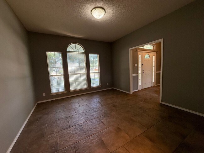 Building Photo - Gorgeous 3 bed/2bath home in Twin Oaks AVAILABLE NOW!