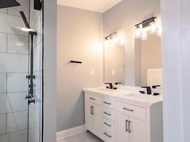 Building Photo - Elegant Petworth townhouse near Rock Creek...