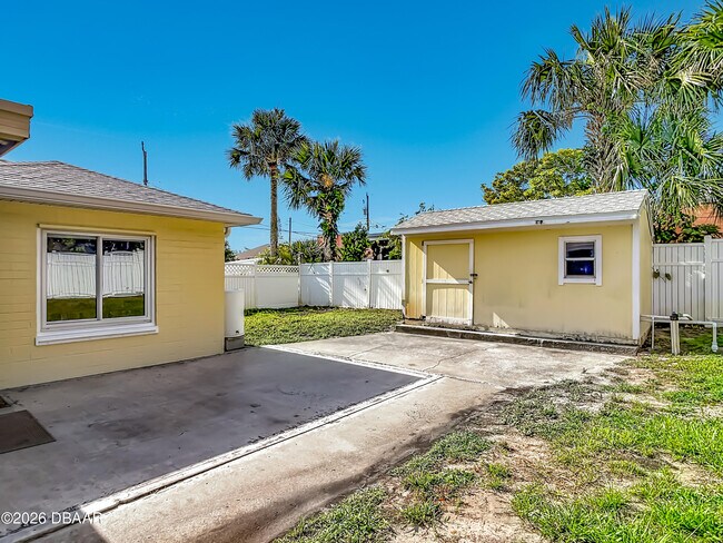 Building Photo - 1621 N Oleander Ave