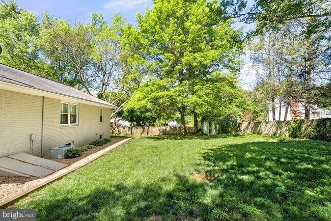 Building Photo - 521 S. Nursery Ave.