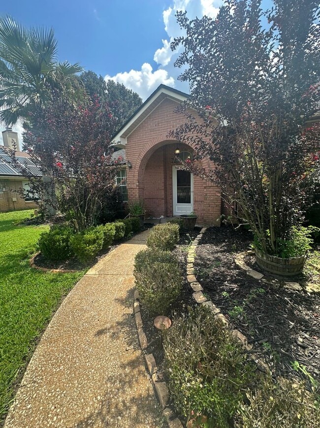 Building Photo - Sprawling Brick Home, Beautiful Water View...