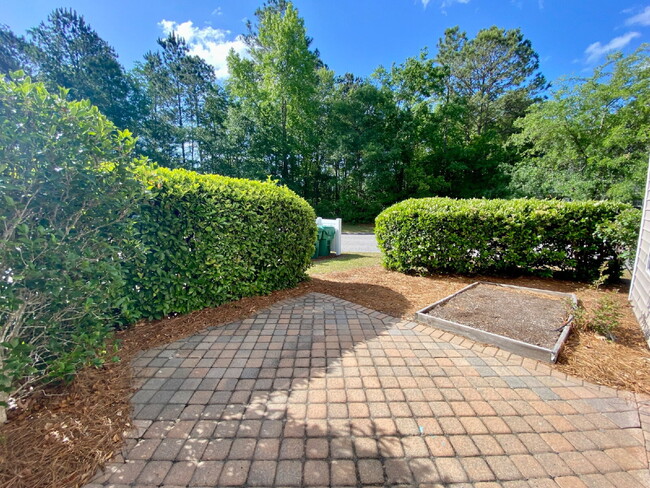 Building Photo - Charming End Unit Townhome in Mill Creek!