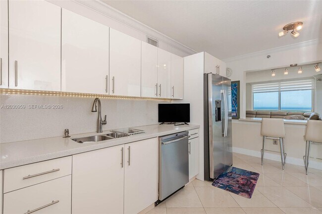 Building Photo - 8855 Collins Ave