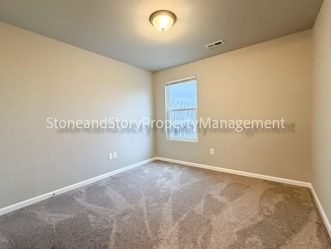 Building Photo - 3 Bedroom 2.5 bath