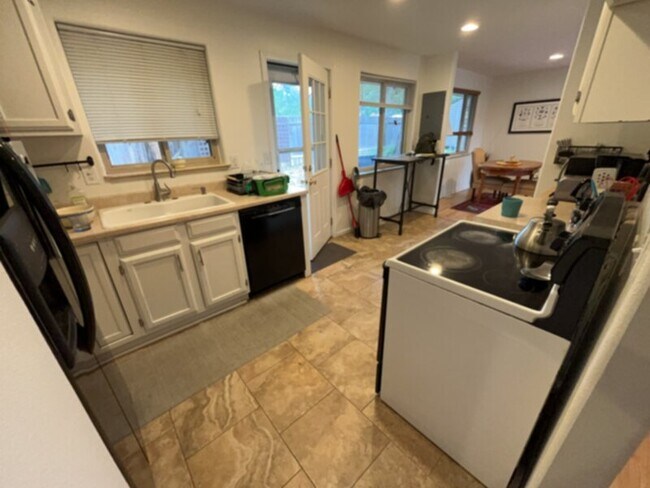 Building Photo - Welcome to this Colorado Springs charmer i...