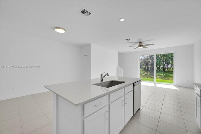 Building Photo - 4548 Hollister Ave