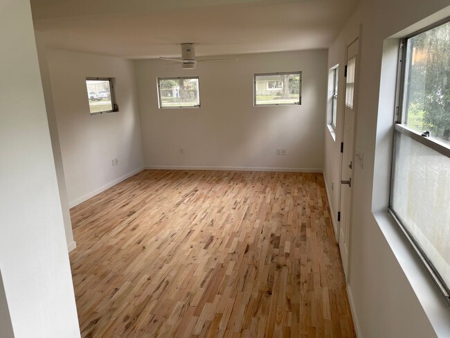 Building Photo - 1319 Francis Ave