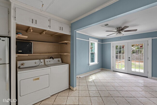 Building Photo - 237 E Elmwood St